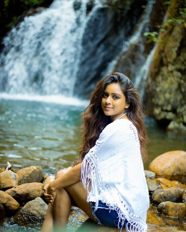 ఆ మధ్య సిక్స్ ప్యాక్ ఫొటోస్ షేర్ చేసి షాక్ ఇచ్చింది వితిక... రీసెంట్ గా వెకేషన్లో భాగంగా వాటర్ ఫాల్ దగ్గరున్న ఫొటోస్ పోస్ట్ చేసింది