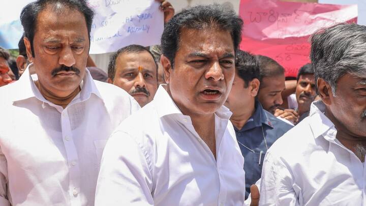 न केवल महिला विधायक, वरिष्ठ नेता के बारे में बल्कि उन्होंने तेलंगाना की महिलाओं के बारे में भी काफी कुछ कहा. इसलिए हम विधानसभा के सामने कल से विरोध प्रदर्शन कर रहे हैं. रामा राव ने कहा कि हमारी पार्टी की महिलाएं पिछले 4 घंटे से विधानसभा में खड़ी है.