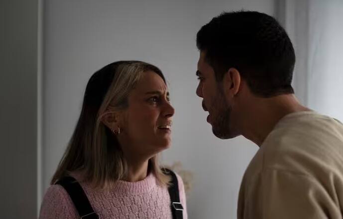 જો તમારી પત્ની દરેક મુદ્દા પર ગુસ્સે થવા લાગે અથવા તેનો સ્વભાવ ચીડિયો થઈ ગયો હોય તો તેનો અર્થ એ છે કે તે કદાચ તમારાથી કંઈક છૂપાવી રહી છે.