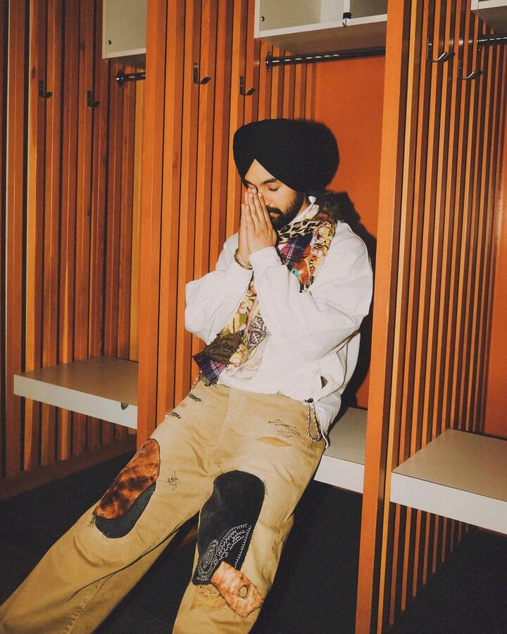 अगर आप नहीं समझे तो बता दें कि ये वो है. जो देश ही नहीं विदेशों में भी अपनी आवाज से लोगों को दीवाना बना चुके हैं. बात कर रहे हैं दिलजीत दोसांझ की. जो हर दिन अपने कॉन्सर्ट के जरिए एक नया इतिहास लिख रहे हैं. इसको लेकर वो सुर्खियों में भी बने रहते हैं.