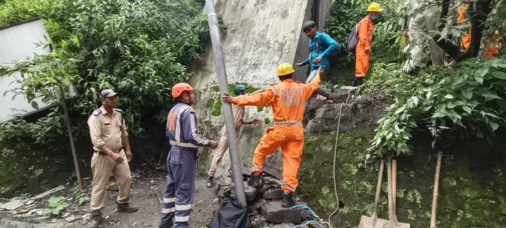 वहीं सीएम धामी ने अधिकारियों को सीधे निर्देश दिए हैं कि प्रदेश में आपदा ग्रस्त इलाकों में लगातार लोगों की सहायता की जाए जो भी संभव मदद लोगों तक पहुंचाई जा सकती है वो पहुचांई जाए.
