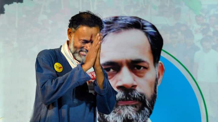 लोकसभा सदन में बजट सत्र के दौरान अनुराग ठाकुर द्वारा जाति पर सवाल पूछने के बाद तो जैसे अखिलेश यादव ने सदन में बवाल मचा दिया. राहुल गांधी ने कहा कि आप मेरी कितनी भी इंसल्ट कर लें, लेकिन मैं जातीय जनगणना करवा कर रहूंगा.