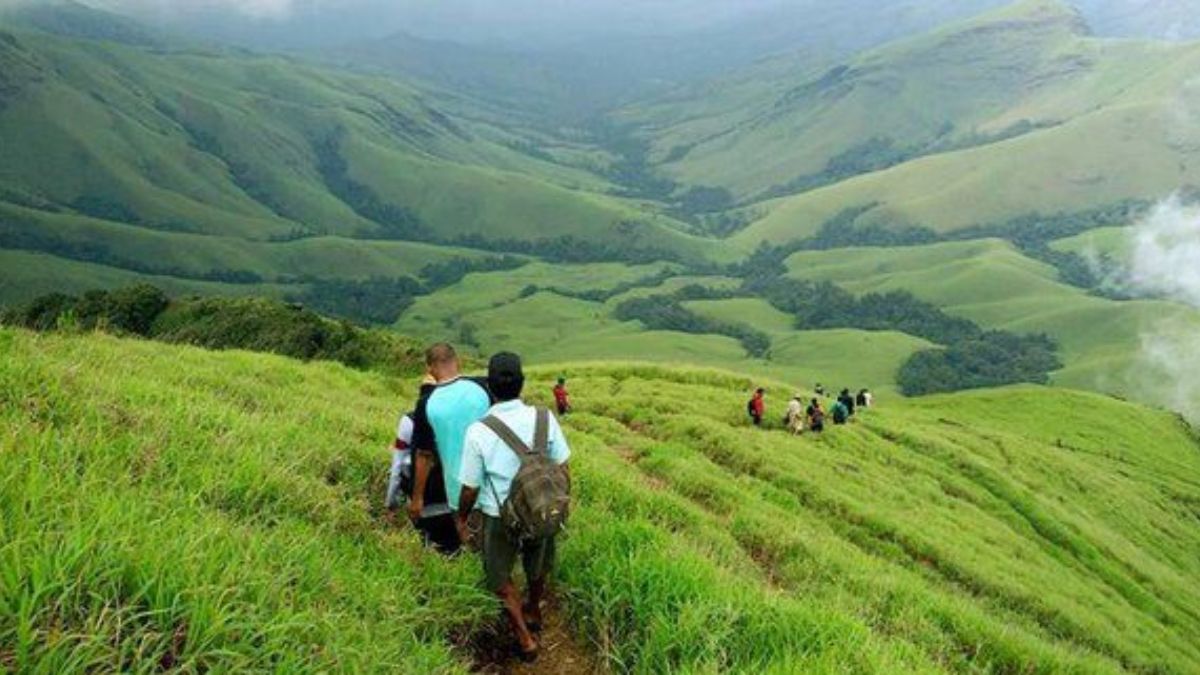 Friendship Day Travel : सुख आणखी काय असतं! येणारा Weekend मित्रांसाठी खास, रिमझिम पावसात मित्रांची साथ, 'ही' ठिकाणं ट्रीपसाठी Best