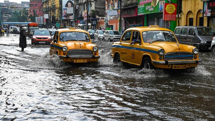 যদিও দক্ষিণবঙ্গে এখনও বহাল বৃষ্টির ঘাটতি। সেই ঘাটতি এখনও প্রায় ৪২ শতাংশ। অগাস্ট এবং সেপ্টেম্বরের বৃষ্টি এই ঘাটতি অনেকটা কমে যাবে বলে পূর্বাভাস। শেষ পর্যন্ত সেই ঘাটতি ১১ থেকে ১৫ শতাংশ থেকে যেতে পারে।