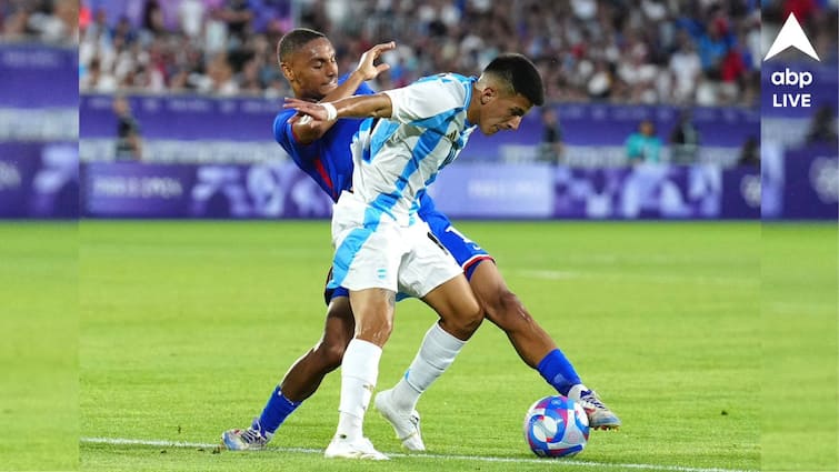 Paris Olympics 2024 France and Argentina players clash on the pitch after Argentina lost in the quarter final Argentina vs France: অলিম্পিক্স কোয়ার্টার ফাইনালের শেষে মাঠেই হাতাহাতি আর্জেন্তিনা ও ফ্রান্সের ফুটবলারদের