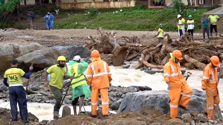 ঘণ্টাখানেক পর একাধিক জায়গা থেকে ধস নামার খবর আসতে শুরু করে। ভোরেই রাজ্য বিপর্যয় মোকাবিলা বাহিনীর সঙ্গে উদ্ধারকাজে নামে জাতীয় বিপর্যয় মোকাবিলা বাহিনী।