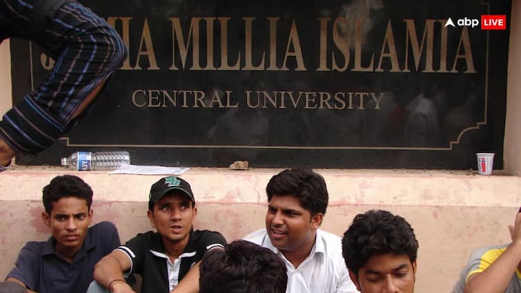 Dalit employee files FIR against Jamia Millia Islamia professors for attempting forced conversion using casteist and derogatory language 'बदल लो धर्म नहीं तो...', जामिया मिल्लिया इस्लामिया में स्टाफ को धमकाया, 2 साल तक टॉर्चर के बाद हुई FIR