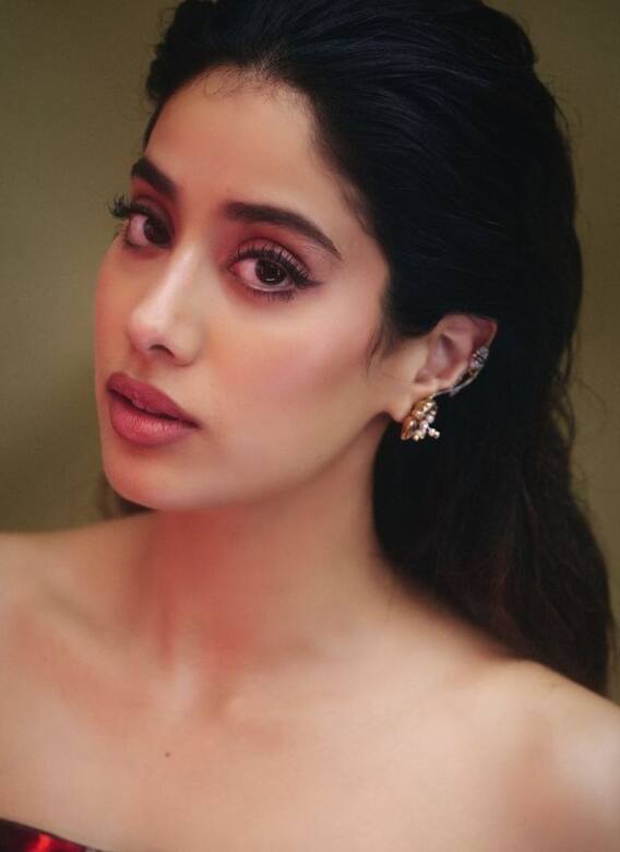 ਮਸ਼ਹੂਰ ਅਦਾਕਾਰਾ ਦੀਆਂ ਲਹੂ ਨਾਲ ਲੱਥਪੱਥ Pics Viral? ਇੰਟਰਨੈੱਟ 'ਤੇ ਮੱਚੀ ਸਨਸਨੀ