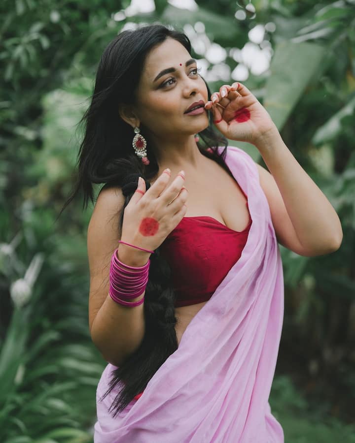 अनेकांनी यावर कमेंट करत तिच्या या फोटोंनी लक्ष वेधून घेतलंय.