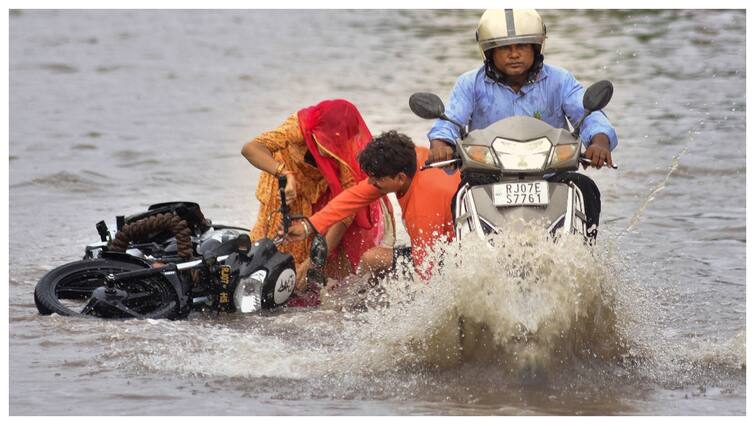 Weather Update rain in Bihar Jharkhand UP MP Chhatisgarh West Bengal IMD issues red alert यूपी, बिहार-झारखंड समेत इन 5 राज्यों में आज होगी भीषण बारिश! IMD ने जारी किया रेड अलर्ट