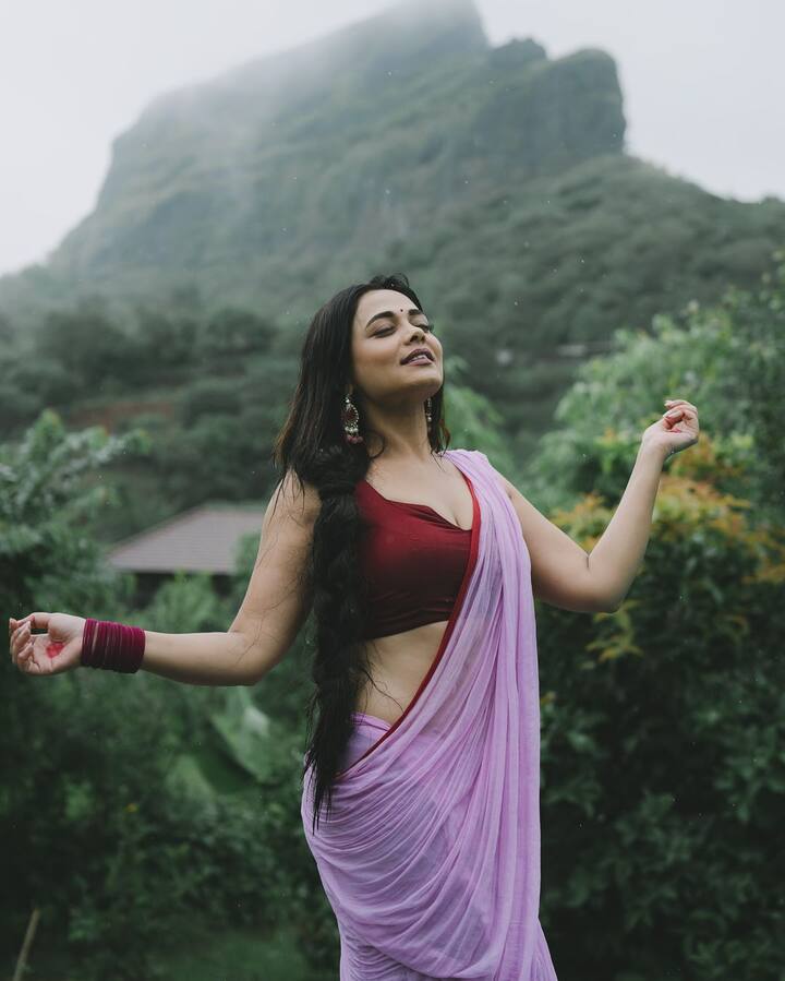 तिच्या या मोहक अदा साऱ्यांच्याच पसंतीस उतरत आहे.