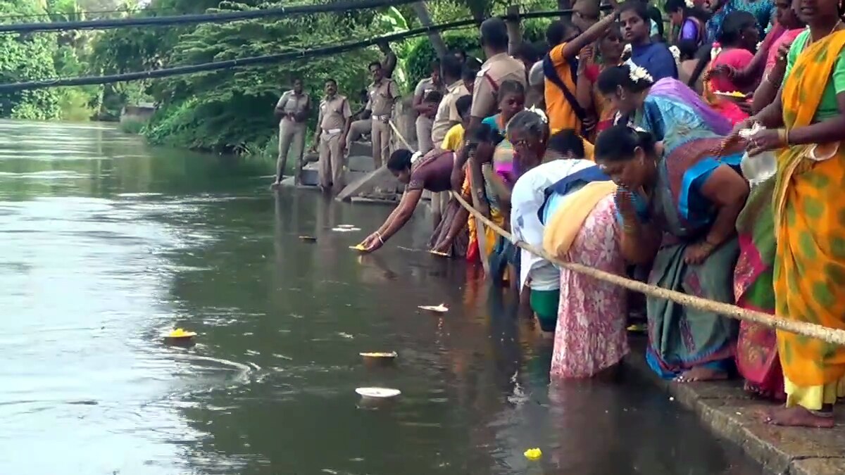 Aadi Perukku 2024: ஆடிப்பெருக்கு! உத்தமபாளையம் முல்லைப் பெரியாற்றில் திருவிளக்கு விட்டு பெண்கள் சிறப்பு வழிபாடு!