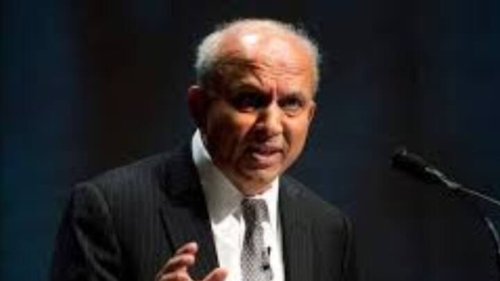 একটি সাক্ষাৎকারে প্রেম ওয়াতসা জানান, বাবা মনোহর ক্ল্যারেন্স ওয়াতসা একরকম ভাবে অনাথ ছিলেন। ২-৩ বছর বয়সে মা-বাবা মারা যাওয়ার পর মনোহর দাদু-দিদার কাছে গিয়ে ওঠেন। কিন্তু বয়স ১০ বছর হতে না হতেই দাদু-দিদাও মারা যান।