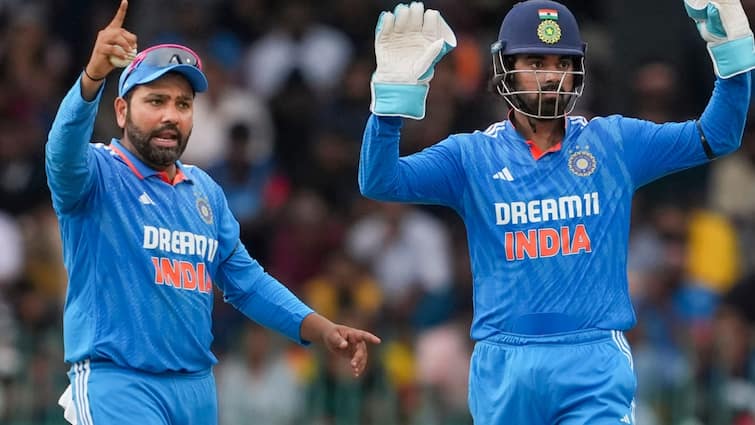 IPL rule is there KL Rahul asked to Rohit Sharma and Indian captain gave interesting answer during IND vs SL 1st ODI IND vs SL: IPL वाला रूल है क्या? लाइव मैच में केएल राहुल ने रोहित शर्मा से पूछा सवाल, फिर मिला ऐस जवाब कि...