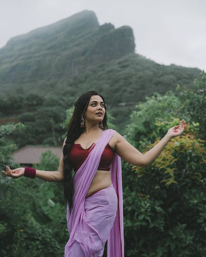 भर पावसात भिजलेली गुलाबी साडी आणि प्रार्थनाच्या मोहक अदा साऱ्यांच्याच पसंतीस पडत आहेत.