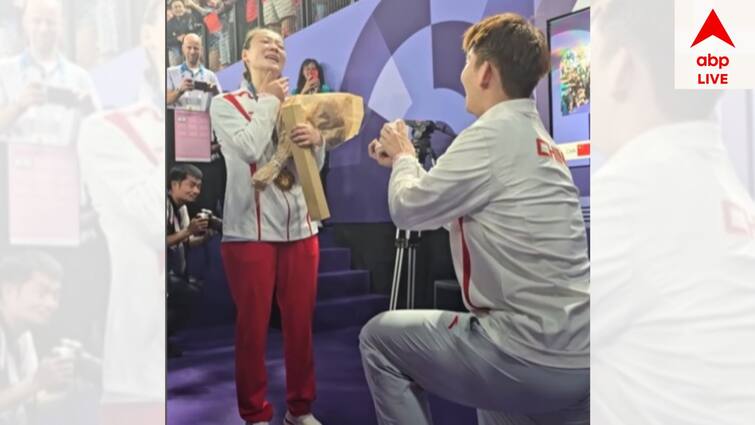 Paris Olympics 2024 China's Liu Yu proposes to Huang following her gold medal triumph get to know full story Paris Olympics 2024: হাঁটু গেড়ে প্রেম নিবেদন প্রেমিকের, অলিম্পিক্সের মঞ্চেই বিয়ের প্রস্তাব পেলেন সোনাজয়ী শাটলার