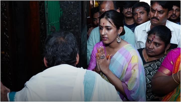 Niharika visits Kukkuteswara Temple: పిఠాపురంలోని కుక్కుటేశ్వర ఆలయంలో మెగా డాటర్ నిహారికా కొణిదెల ప్రత్యేక పూజలు నిర్వహించారు. తాను నిర్మించిన 'కమిటీ కుర్రోళ్లు' విజయం సాధించాలని ఆకాంక్షించారు.