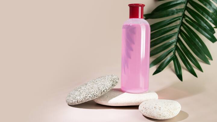 4. Use Toner: Follow the cleansing process with the application of toner on your face. Toner is essential not only for tightening the pores but also for maintaining the pH level of the skin. While choosing the toner, make sure you go for alcohol-free brands, as the presence of alcohol can irritate the skin. Also, take a close look at the list of ingredients used in the toner and prefer products that feature naturally soothing substances such as chamomile, cucumber, aloe vera, etc.  (Image source: Canva)