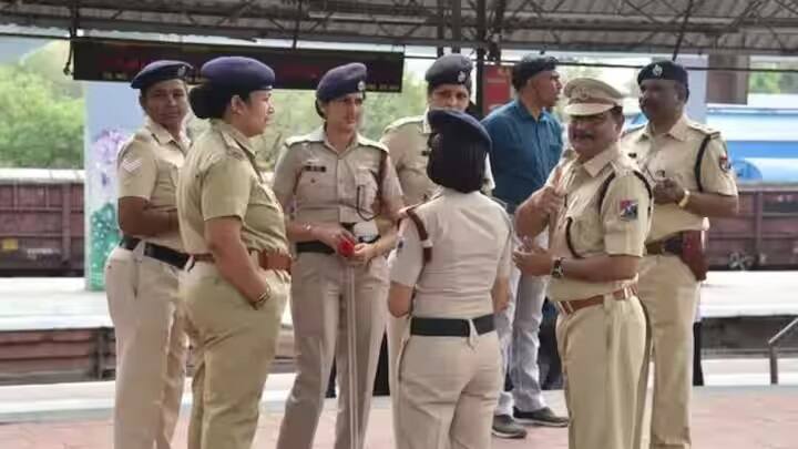 આ સિવાય જો તમને ટ્રેનમાં કોઈ પણ પ્રકારની સમસ્યા કે પરેશાનીનો સામનો કરવો પડી રહ્યો છે. તો તમે રેલવે પોલીસના આ વોટ્સએપ નંબરઃ 9480802140 પર મેસેજ મોકલીને પણ ફરિયાદ કરી શકો છો.