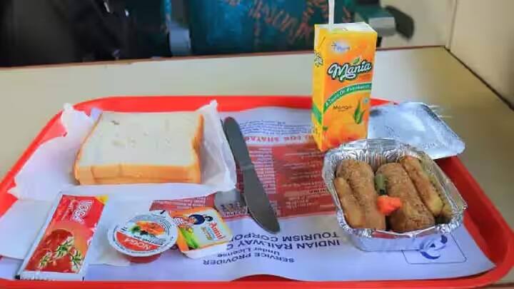 જો તમે ટ્રેનની અંદર ગરમ ભોજનનો ઓર્ડર આપવા માંગતા હોવ અથવા તમને તરસ લાગી હોય તો તમારે વોટ્સએપ નંબર +91-8750001323 પર મેસેજ કરવો પડશે.