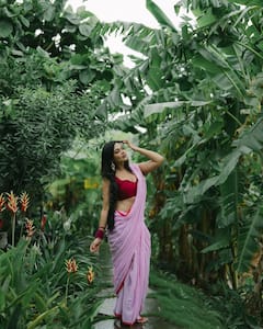 Prarthana Behere : 'भिजलेली गुलाबी साडी अन् हिरवा निसर्ग', भर पावसातील प्रार्थनाच्या 'मोहक' अदा