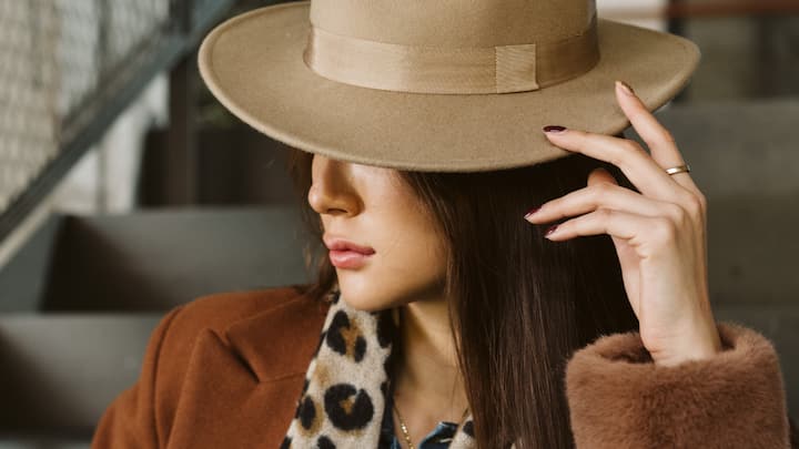 Hats: Hats can be a fun and fashionable way to accessorize. If you’re looking for an accessory that can be worn both as fashionable and useful, you should definitely go for hats. To look more classy and elegant, choosing a neutral-colour hat will go a long way. Hats can include caps or baseball caps, which are perfect for a summer outing. A trilby, fedora, Panama, or visor adds flair to a breezy outfit. A sunhat is a timeless summer must-have for the beach. (Image source: Canva)