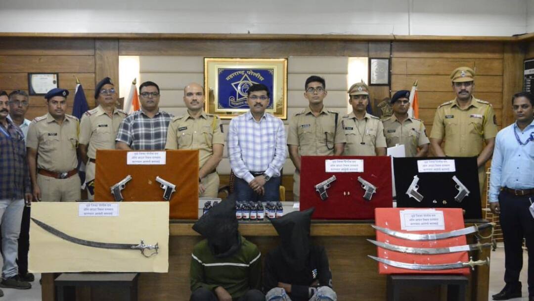 Dhule Crime : विधानसभेच्या पार्श्वभूमीवर धुळे पोलीस अॅक्शन मोडवर, ऑलआऊट ऑपरेशन राबवत टवाळखोरांना दणका, पिस्तुलांसह तलवारी जप्त Dhule police on action mode six pistols along with four swords seized in all out operation Maharashtra Marathi News Dhule Crime : विधानसभेच्या पार्श्वभूमीवर धुळे पोलीस अॅक्शन मोडवर, ऑलआऊट ऑपरेशन राबवत टवाळखोरांना दणका, पिस्तुलांसह तलवारी जप्त