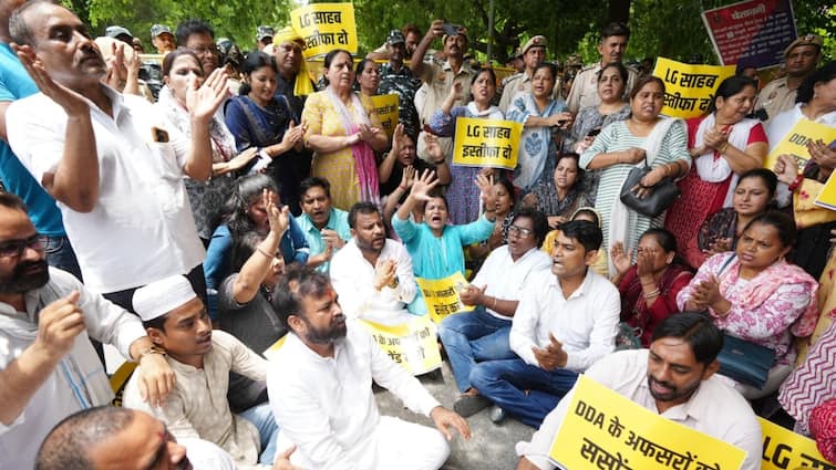 East Delhi Drain Deaths AAP protests raj niwas LG Saxena resignation DDA congress kejriwal slam Delhi Drain Deaths: AAP Protests, Demands LG's Resignation; Cong Slams Kejriwal Govt For 'Making Excuses'