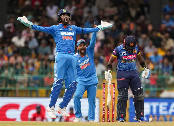 भारत आणि श्रीलंका यांच्यातील दुसरा वनडे सामना कोलंबोच्या प्रेमदासा स्टेडियमवर खेळवला जाईल. हा सामना दुपारी अडीच वाजता सुरु होईल.