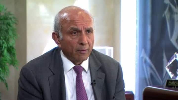 এর পর সংঘর্ষ করেই বড় হয়ে ওঠেন প্রেম ওয়াতসার বাবা। কিন্তু পড়াশোনা চালিয়ে যায়, যার দরুণ স্কুল শিক্ষকের চাকরি জুটে যায়। পরবর্তীতে স্কুলের অধ্যক্ষও হন তিনি। বাবাকেই অনুপ্রেরণা মনে করেন প্রেম ওয়াতসা।