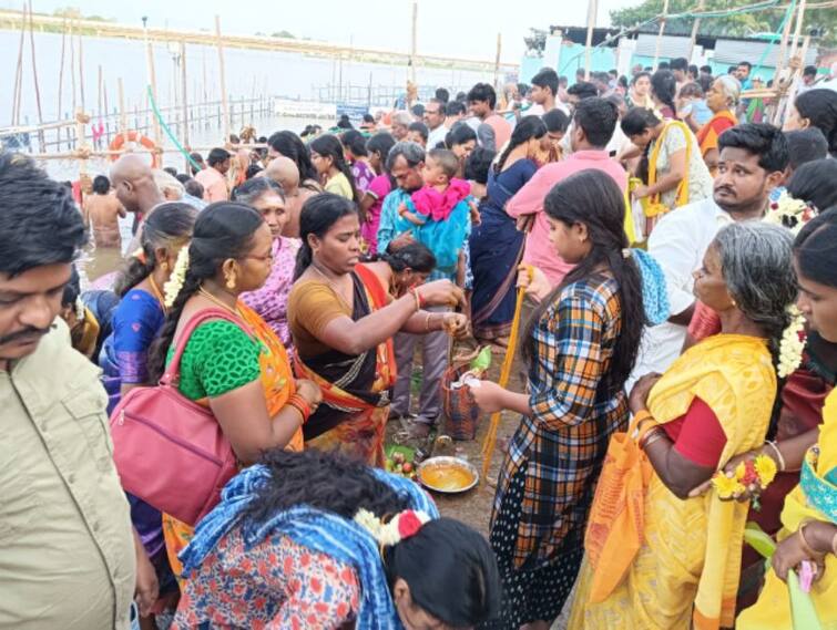 Aadiperuku Festival: Thousands of people gathered on the banks of Trichy Cauvery... ஆடிபெருக்கு திருவிழா: திருச்சி காவிரி கரையில் குவிந்த ஆயிரக்கணக்கான மக்கள்; பூஜை செய்து தாலி மாற்றிக்கொண்ட புது ஜோடிகள்!