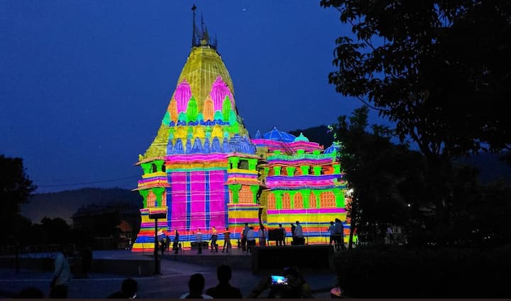 धार्मिक देवी-देवताओं के मंदिरों में भक्तों के लिए भगवान के आकर्षक दर्शन और मंदिर परिसर में विभिन्न धार्मिक आकर्षणों को बढ़ाने के लिए विभिन्न प्रयोगों के माध्यम से धार्मिक स्थलों में व्यवस्था की जाती है।