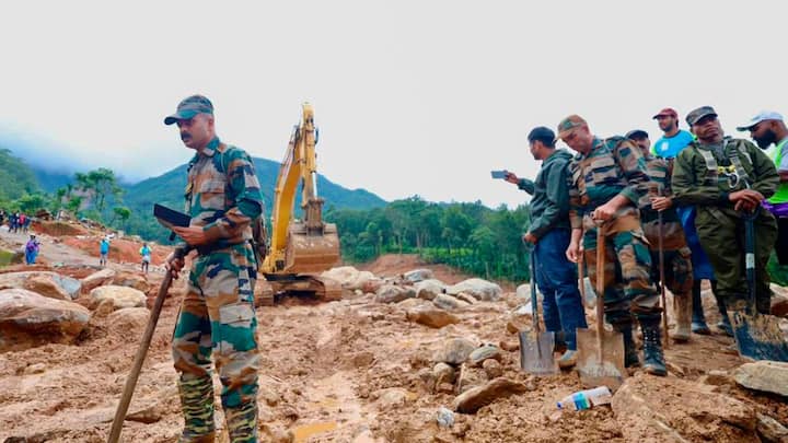 উদ্ধারকাজে প্রাণের খোঁজে কাজে লাগানো হবে ১০টি স্নিফার ডগ। ধসে সবচেয়ে ক্ষতিগ্রস্ত এলাকায় বেইলি ব্রিজ তৈরির কাজ শেষ করেছে সেনাবাহিনী।