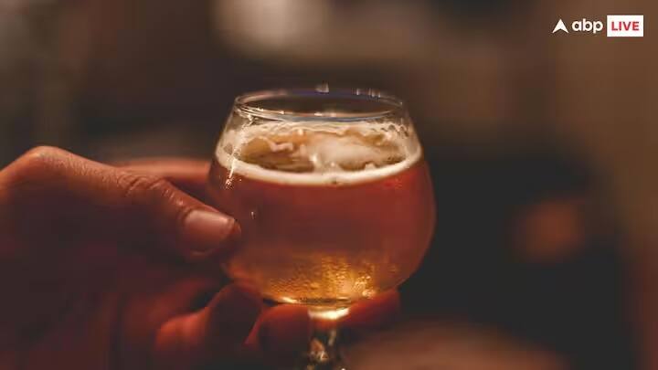 International Beer Day: આજે વિશ્વભરમાં વિશ્વ બીયર દિવસની ઉજવણી કરવામાં આવી રહી છે. આ અવસર પર ચાલો જાણીએ કે દુનિયાની સૌથી મજબૂત બીયર કઈ છે, જેને પીવાની હિંમત દરેક વ્યક્તિમાં નથી હોતી.