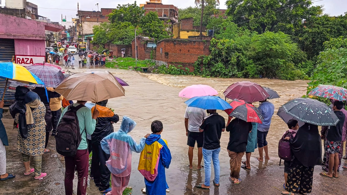 झारखंड में बारिश से हालात खराब… सड़कें टूटीं, पेड़ उखड़े, घरों को पहुंचा नुकसान