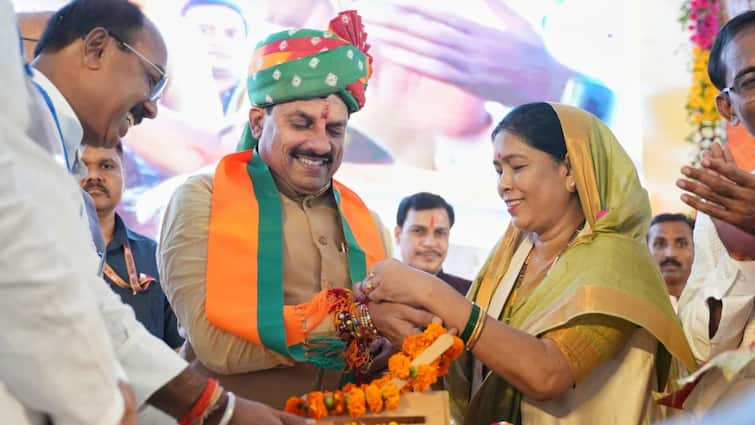 Raksha Bandhan: CM मोहन यादव का रक्षाबंधन पर्व से गहरा नाता, उज्जैन में हर साल 25 हजार बहनें बांधती हैं राखी Raksha Bandhan 2024 MP CM Mohan Yadav every year ties Rakhi to Ujjain 25 thousand sisters ANN Raksha Bandhan: CM मोहन यादव का रक्षाबंधन पर्व से गहरा नाता, उज्जैन में हर साल 25 हजार बहनें बांधती हैं राखी