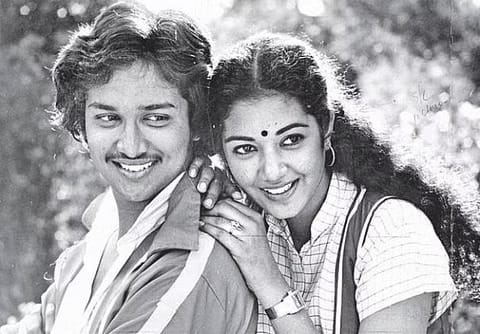 இது பள்ளியில் படிக்கும் ஒரு மாணவ மாணவிக்கும் இடையில் ஏற்படும் காதலை மையமாக வைத்து எடுக்கப்பட்டுள்ளது. இப்படம் வெளியாகி 43 வருடங்களை நிறைவு செய்கிறது.