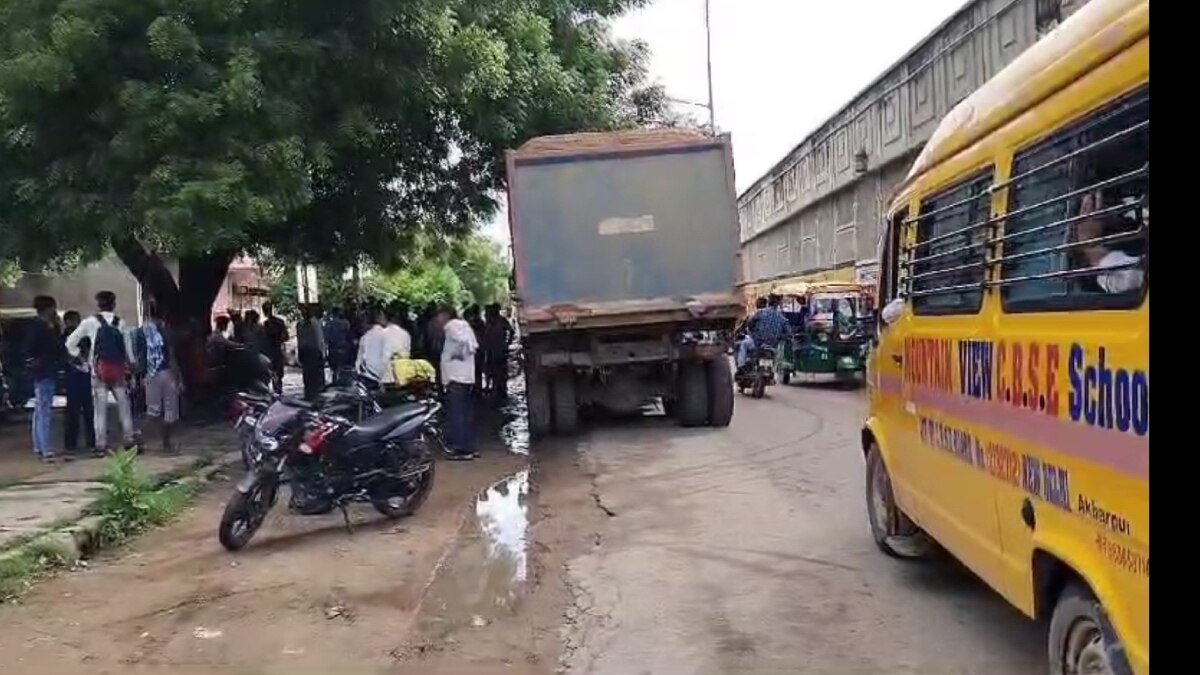 Kanpur Accident: कानपुर में दर्दनाक हादसा, स्कूल से लौट रही छात्रा को डंपर ने कुचला, मौके पर हुई मौत