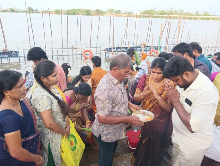 ஆடிபெருக்கு திருவிழா: திருச்சி காவிரி கரையில் குவிந்த ஆயிரக்கணக்கான மக்கள்; பூஜை செய்து தாலி மாற்றிக்கொண்ட புது ஜோடிகள்!