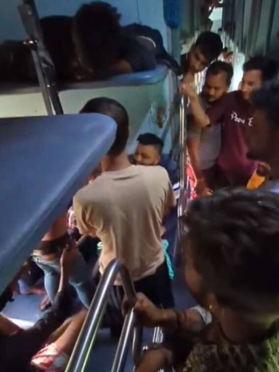 चोर को ट्रेन में मोबाइल चुराना पड़ा भारी, लोगों ने कर दी ऐसी हालत