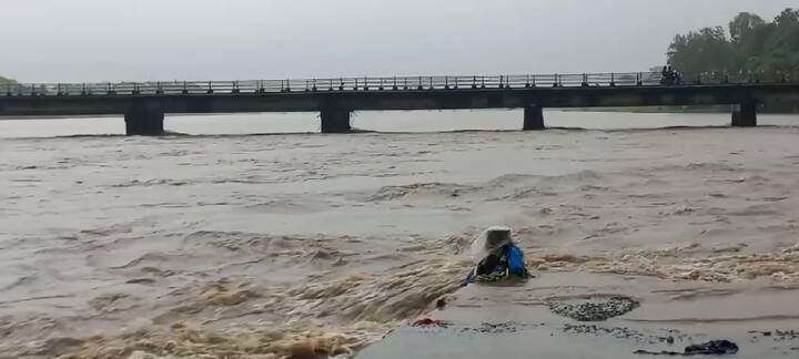 બનાસકાંઠા, સાબરકાંઠા, અરવલ્લી, ખેડા, દાહોદ, મહીસાગર, નર્મદા, ભરૂચ, ડાંગ અને તાપી જિલ્લાઓમાં ઓરેન્જ અલર્ટ જાહેર કરવામાં આવ્યું છે, જ્યાં ભારેથી અતિભારે વરસાદની શક્યતા છે.