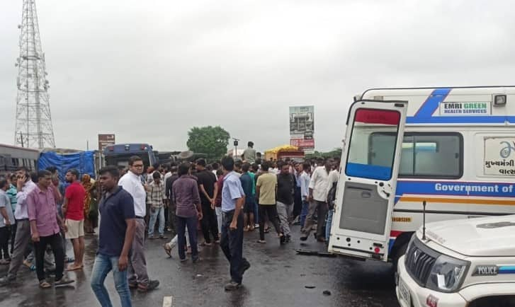 Accident between 5 vehicles on Vadodara Halol road 2 Died  Vadodra: વડોદરા-હાલોલ રોડ પર 5 વાહનો વચ્ચે ગમખ્વાર અકસ્માત, દંપતીનું મોત 