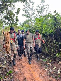 Kerala: ఈ ఫొటోలు చూశాక ఇండియన్ ఆర్మీకి సెల్యూట్ చేయకుండా ఉండలేం, వయనాడ్ హీరోలు వీళ్లే