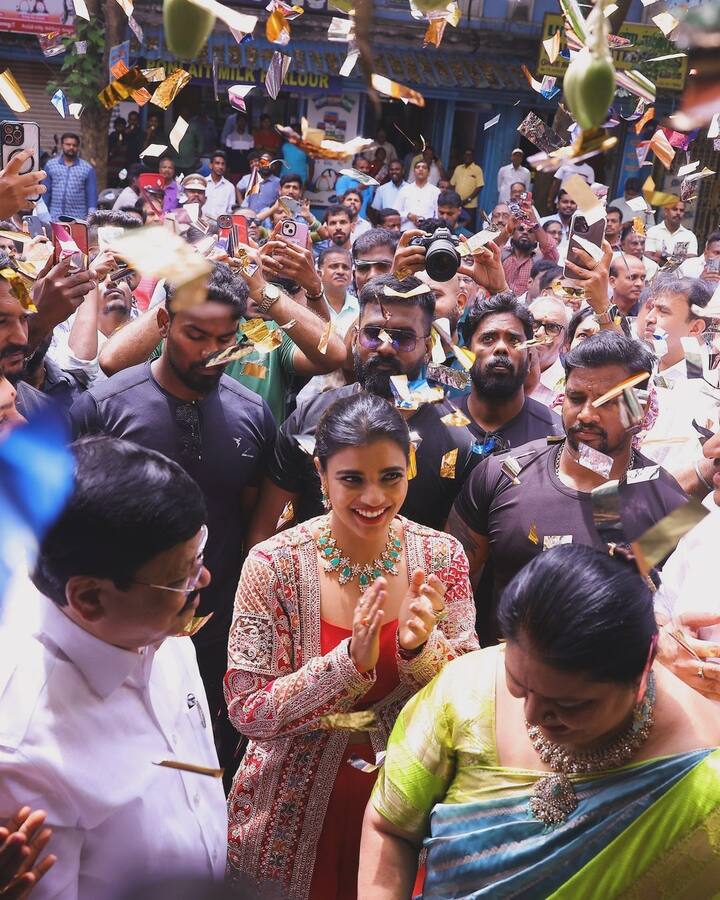 தற்போது கடை திறப்பு விழா ஒன்றில் பங்குபெற்று, அந்நிகழ்ச்சியில் எடுத்த புகைப்படங்களை இன்ஸ்டாவில் பதிவிட்டுள்ளார் ஐஸ்வர்யா ராஜேஷ்