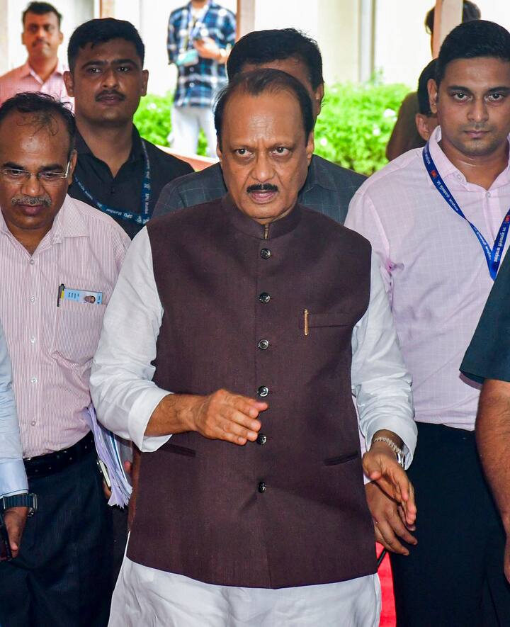 इस दौरान संजय राउत ने एनसीपी नेता और महाराष्ट्र के उप मुख्यमंत्री अजित पवार पर भी निशाना साधा. उन्होंने कहा कि अजित पवार ने खुद ही बताया है कि वो दिल्ली में किससे मिलने जाते हैं. उन्होंने सुनील तटकरे के घर पर ही अजित पवार ने बात की थी.