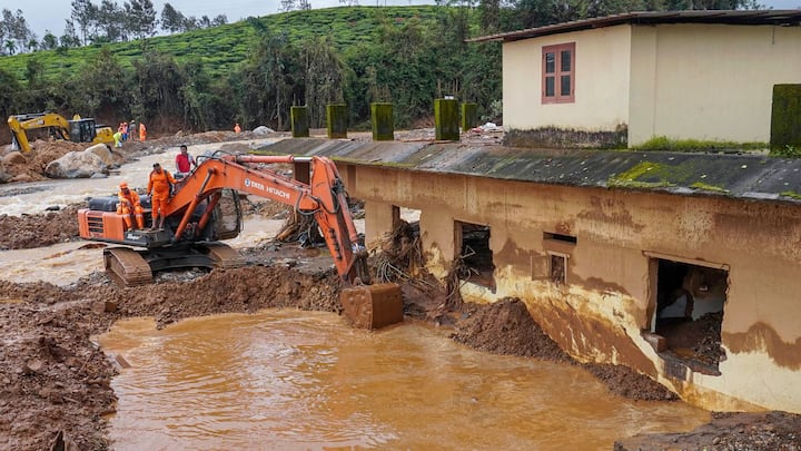ধস-বিধ্বস্ত ওয়েনাডে মৃতের সংখ্যা তিনশো ছাড়িয়ে গেল । কেরল সরকারের স্বাস্থ্যমন্ত্রী বীণা জর্জ জানিয়েছেন, ভূমিধসে এখনও পর্যন্ত ৩০৮ জনের মৃত্যুর খবর মিলেছে।