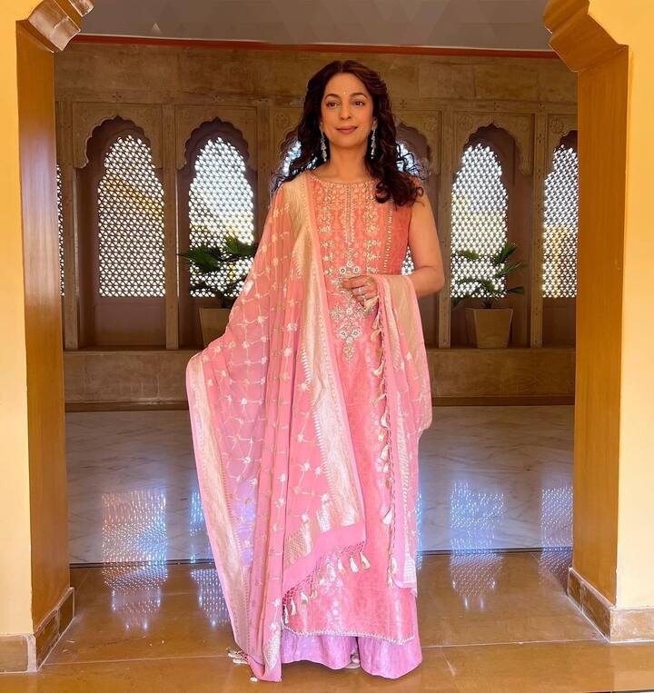 लेकिन बहुत कम लोग ये बात जानते होंगे कि फिल्म के लिए करिश्मा के रोल के लिए मेकर्स ने पहले जूही चावला को अप्रोच किया था.