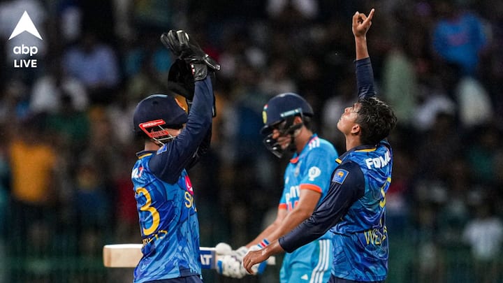 India vs Sri Lanka: ব্যাটে ৬৭ রান করার পাশাপাশি, বল হাতে ২ উইকেট নেন ওয়াল্লালাগে। তিনিই ম্যাচের সেরা হয়েছেন। অধিনায়ক রোহিত ও কোচ গৌতম গম্ভীর জুটিকে প্রথম ম্যাচেই পরাজয় হজম করতে হল।