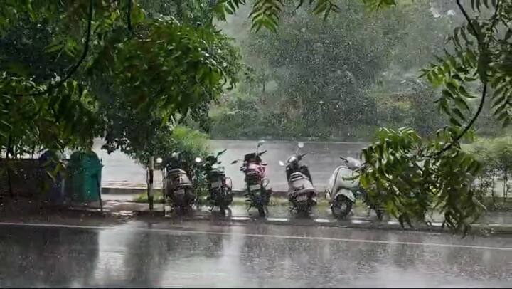 Gujarat Rain Alert: ગુજરાત રાજ્યમાં આગામી સાત દિવસ દરમિયાન વ્યાપક વરસાદની આગાહી કરવામાં આવી છે, જેમાં કેટલાક વિસ્તારોમાં અત્યંત ભારે વરસાદની શક્યતા છે.