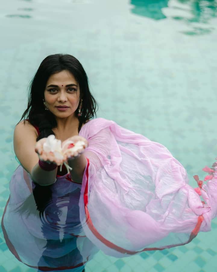 निसर्गाच्या सानिध्यात प्रार्थनाच्या साडीतल्या या फोटोंनी साऱ्यांचंच लक्ष वेधून घेतलं आहे.